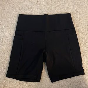 Athleta salutation stash pocket II 7” short size small